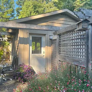 Get-a-way Retreat Self-contained Hike/bike. North Saanich